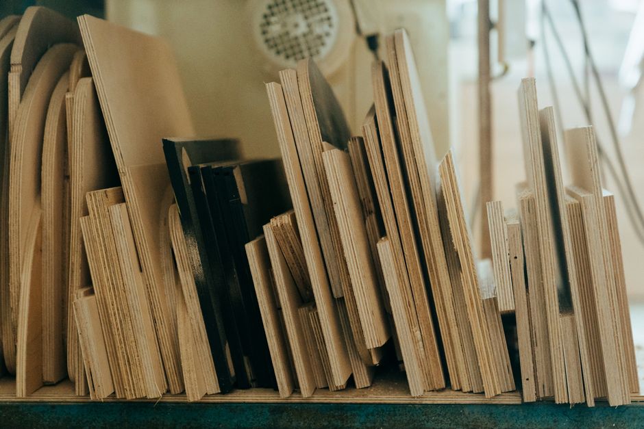 Panneaux de bois contreplaqué empilés
