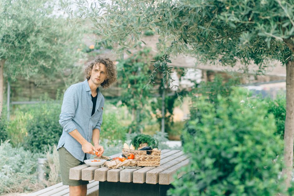 Cuisine d été extérieure près d un potager