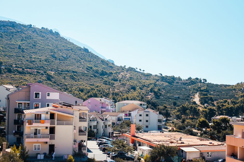 Appartement avec balcon dans une ville de montagne