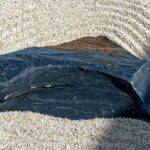 Jardin zen minéral avec gravier ratissé