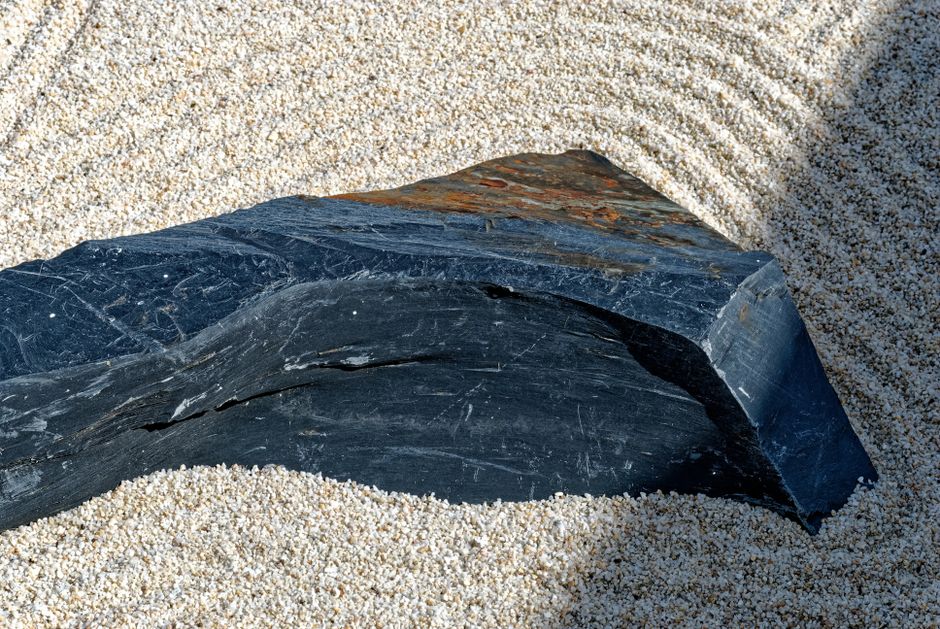 Jardin zen minéral avec gravier ratissé